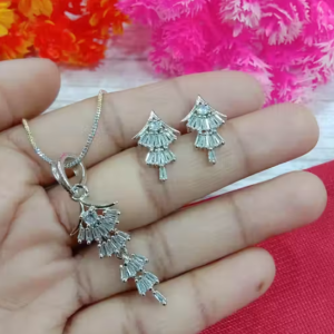 Jewelry Set Features a Necklace And Matching Earrings