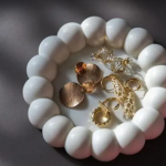 A beautiful accent for any home or office. 🏡